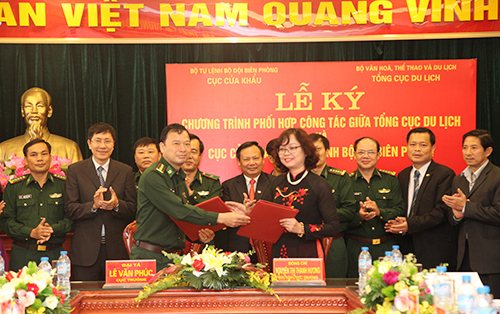 Đại tá Lê Văn Phúc - Cục trưởng Cục Cửa khẩu và Phó Tổng cục trưởng TCDL Nguyễn Thị Thanh Hương ký chương trình phối hợp công tác